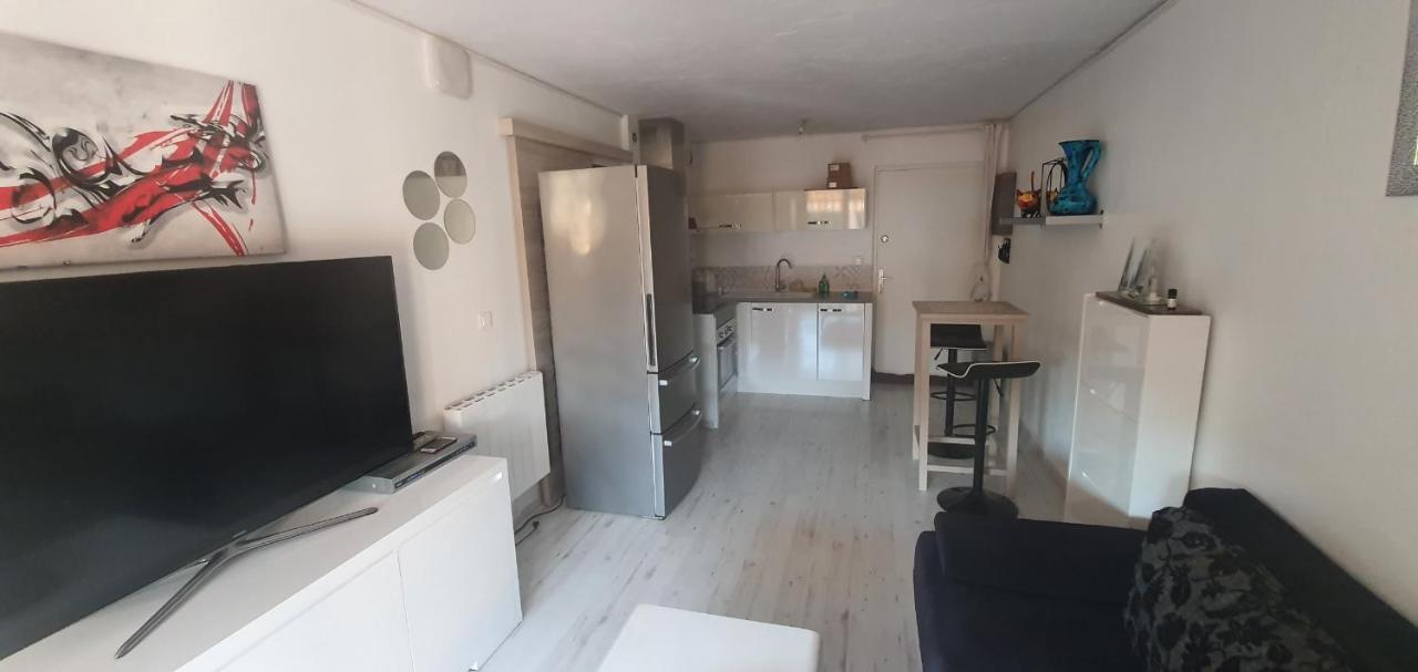 Flat With Swimming Pool 5min From The Beach Appartement Fréjus